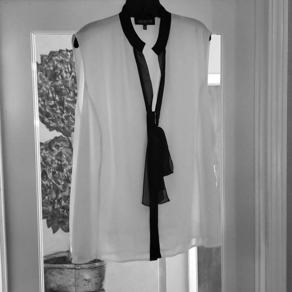 Black and White sleeveless top